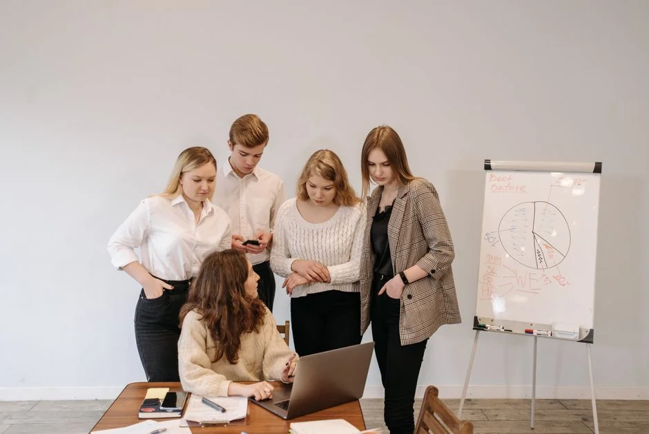 Gros plan sur une femme travaillant sur un projet de marketing digital dans un bureau à domicile.